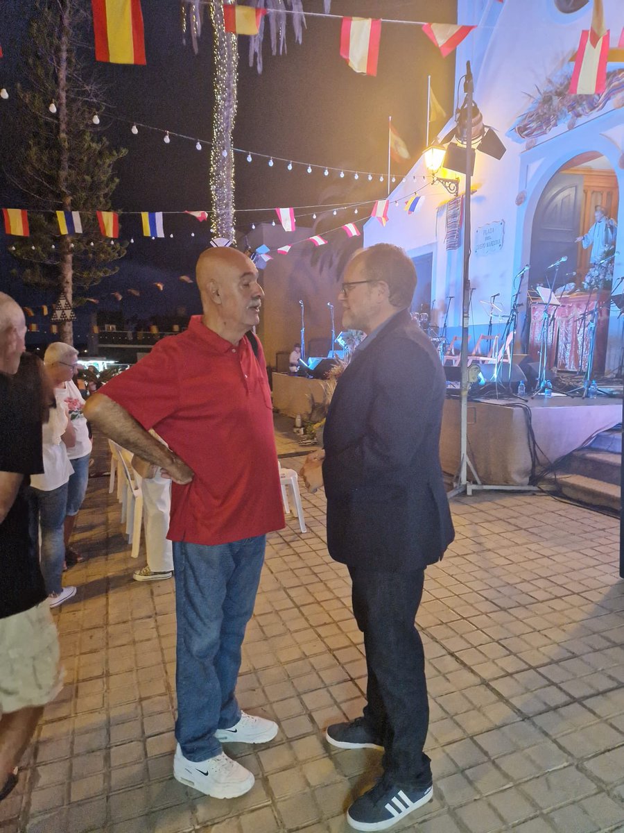 Lomo Apolinario celebra sus fiestas. El pregón corrió a cargo de Cristelle Iorio Fontana, ex directora del CEIP Pintor Néstor y una de las promotoras del proyecto “Más que un barrio”.