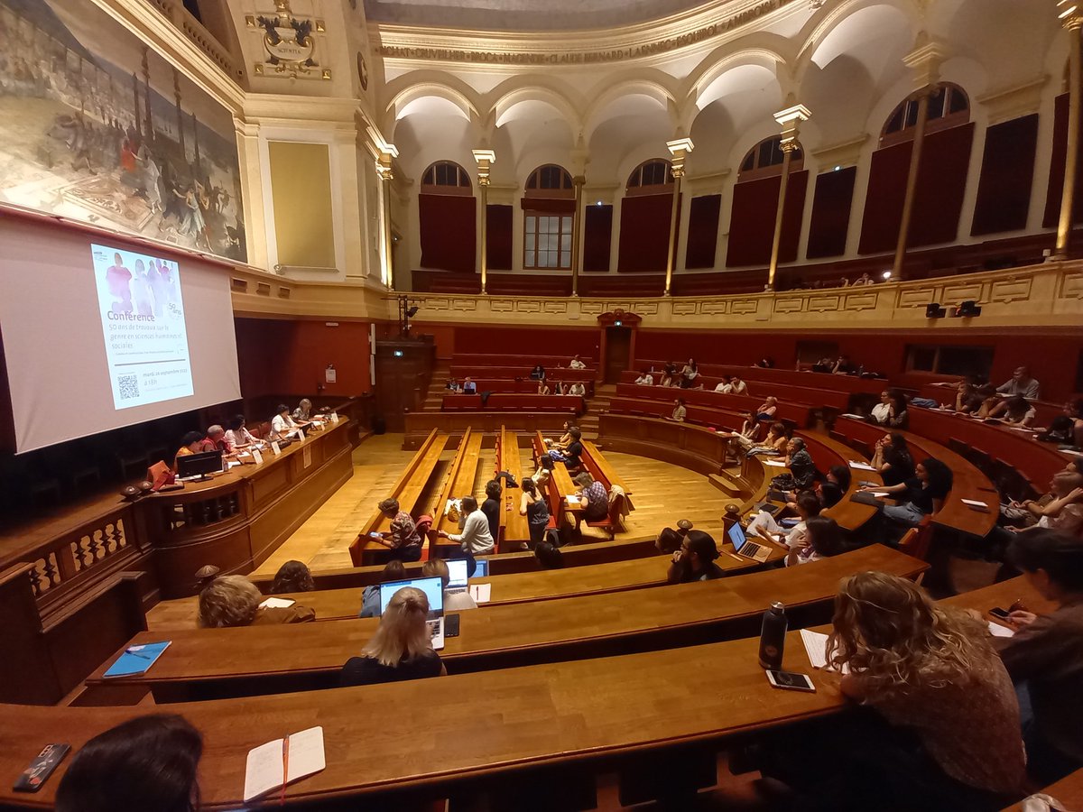 Passionnante conférence grand public en cours sur les études de genre à l'univ lyon 2 : comment s'est construit un champ de recherche et de formation interdisciplinaire et engagé. Retour vers le futur garanti avec les témoignages et analyses des chercheurs.euses du pôle #genre