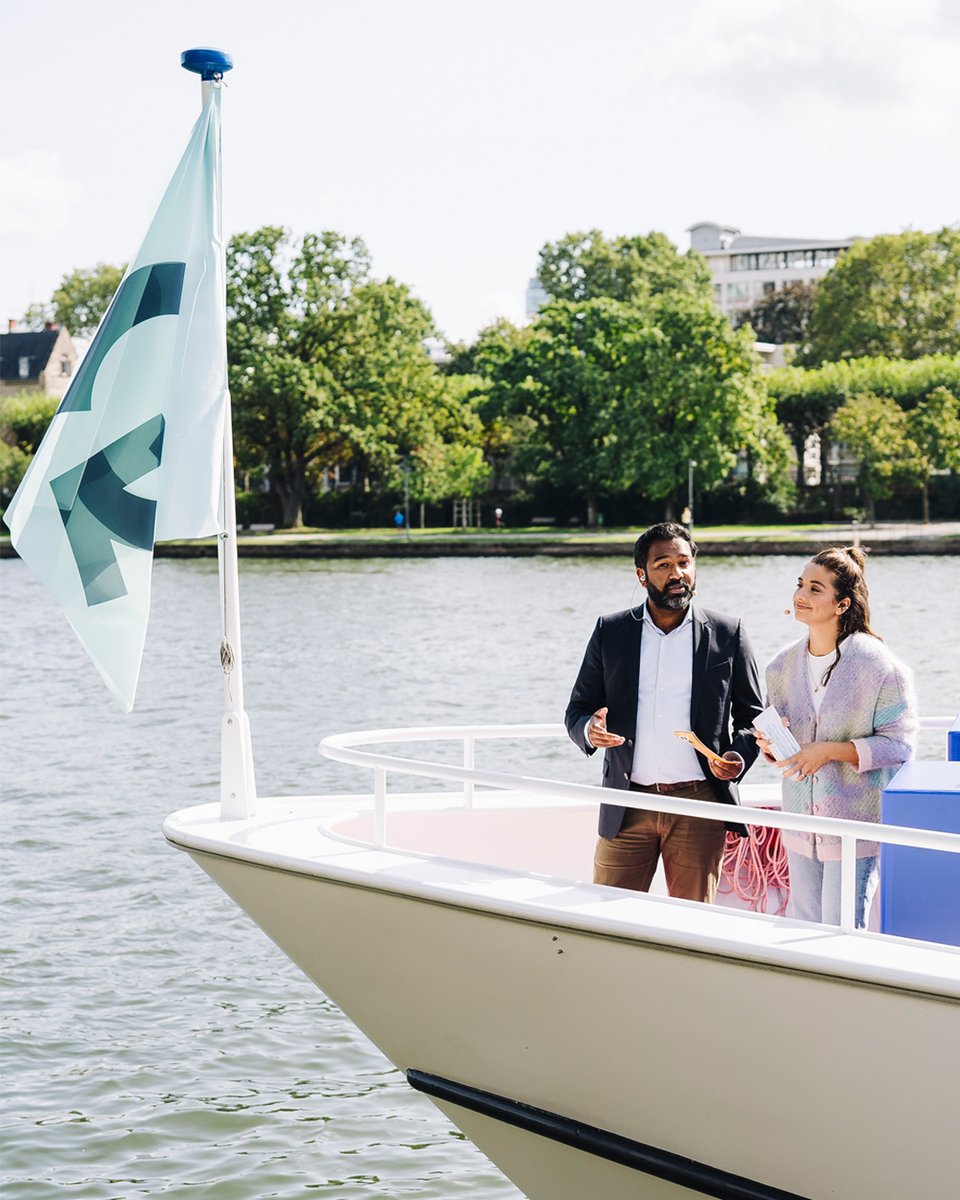 Wowwww! ✨ Der #KongressDerGesellschaft führte uns in die Finanzhauptstadt Frankfurt, wo wir über das Bedingungslose #Grundeinkommen und Finanzierung diskutierten- toll moderiert und eingeordnet von <a href="/NadineHadad/">nadine_hadad</a> und <a href="/stephanpalagan/">Stephan Anpalagan</a>. 🤩

Mehr Eindrücke im 🧵 (1/5) 

📸<a href="/f_melber/">Fabian Melber</a>