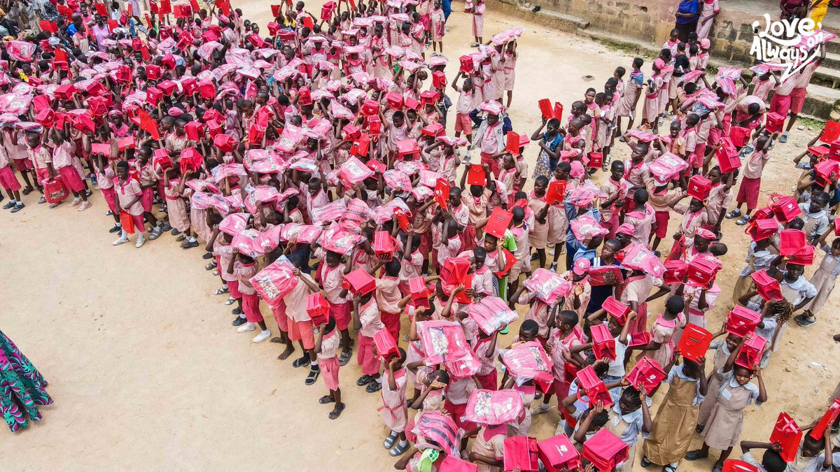 Fabulous__Jr's tweet photo. The students of Aina Memorial School, Mile 12, Lagos state resumed #BackToSchoolWithitel with School bags, gifts, reading materials and many more. Thanks to @itelNigeria https://t.co/2icRod9rfu