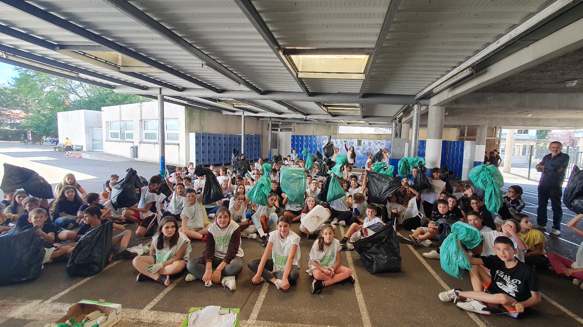 #MardiEDD♻️
Les opérations de ramassage de déchets se multiplient dans l'<a href="/AcBordeaux/">Académie de Bordeaux</a> dans le cadre des semaines de l'#engagement et de la #SEDD2023 🌍
Nettoyage de plage, du centre-ville, des abords des établissements... Bravo à tous ! 
➕ d'infos : urlr.me/C5kPQ