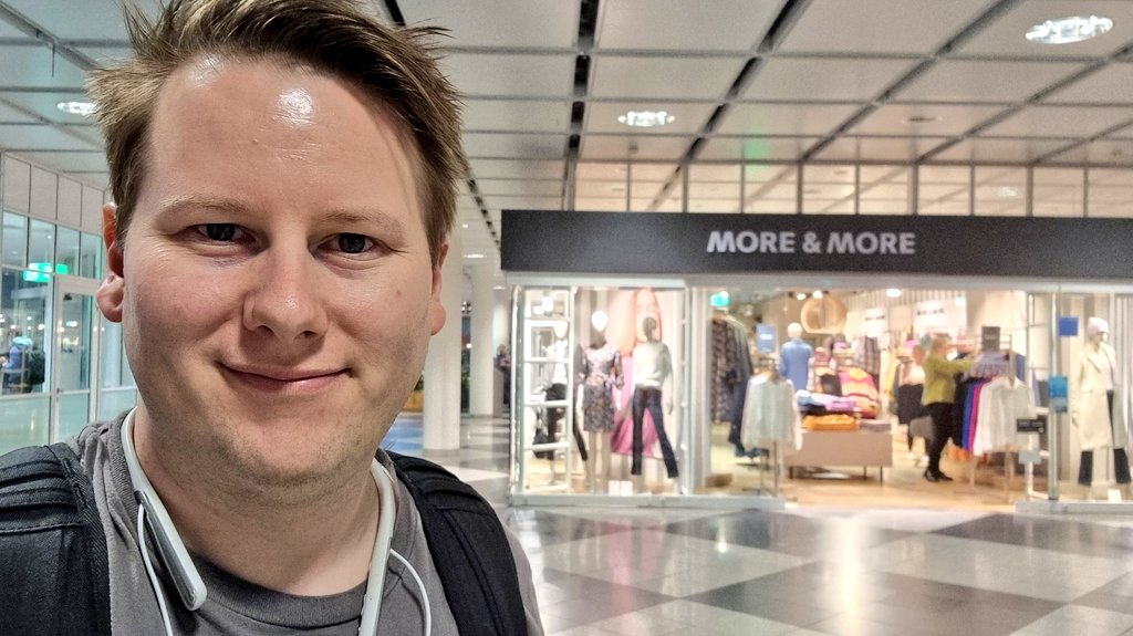 IanCutress's tweet photo. Almost! #MoreThanMoore
And oh hai 🇩🇪 https://t.co/uz3ZwYLSIE