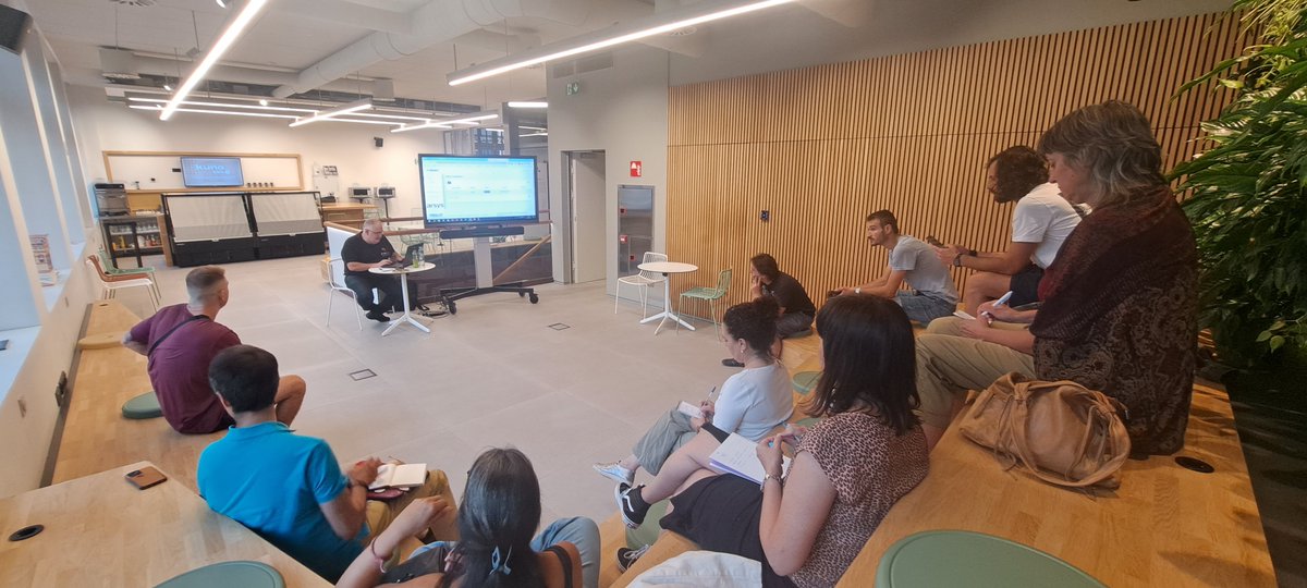 Hoy en el meetup para cacharrear con #WordPress <a href="/madrillano/">Fran @Madrillano</a> nos enseña trincheradev.com