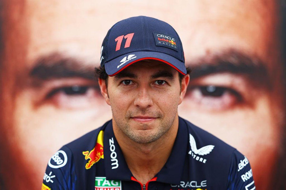 PrimeF1__'s tweet photo. "Después de Miami, las cosas empezaron a empeorar para mí. Sentí que conducía un auto distinto que no me favorecía mucho.

Posteriormente, varias veces no logré entrar en la Q3, lo que destrozó mi confianza. También hizo que conducir fuera mucho más difícil. Tuve muchos problemas en el verano.

Al principio [de la temporada] estaba ahí arriba, compitiendo, pero todo cambió. Conducía sin ninguna confianza. En cierto momento, simplemente no podía entenderlo. Eso fue muy difícil. Cuando conduces para un equipo de primer nivel, la presión por rendir aumenta rápidamente.

La @F1 es mi deporte, mi vida, mi pasión. Pero cuando lo estás pasando tan mal en el trabajo, es difícil estar alegre en casa con tu mujer y tus hijos.

Por eso contraté a un preparador mental, porque mi familia se merece tener un padre alegre en casa.

Junto con mi entrenador, comencé a trabajar para convertirme en la mejor versión de mí mismo en casa, pero también como piloto.

Decidí no rendirme. Mientras tanto, también seguí trabajando duro con los ingenieros para resolver al menos algunos problemas. 

Tengo 33 años, pero sigo aprendiendo todos los días; en la pista y, ciertamente, también fuera de ella. En parte por eso, nunca me cansaré de la @F1.

Estoy agradecido con Red Bull por darme la oportunidad de correr para un equipo top. Después de todo, soy un piloto que no vino de su propia academia. Sería fantástico si pudiera terminar mi carrera aquí.

Pero ser un piloto para este equipo no es fácil. Red Bull Racing opera de una manera diferente a la mayoría de los equipos. Esa es también la razón por la que tienen tanto éxito. En mi opinión, su auto está construido con un enfoque diferente al de los otros equipos. Necesita tiempo y debes acostumbrarte a eso.

Y, por supuesto, tienes que lidiar con Max Verstappen como compañero de equipo. El pasado ha demostrado que esa tarea... esa presión... a veces puedo llamarla ‘la pista más difícil’ de la @F1": @SChecoPerez 🔥🇲🇽
