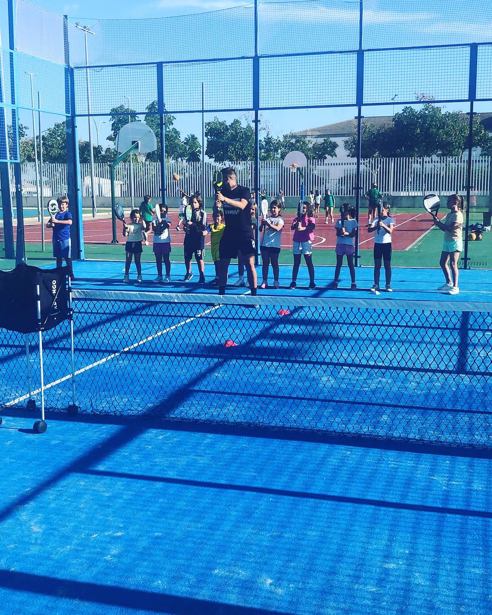 Nuestros entrenos de #padel son molones. 🎾🎾🎾🎾🎾🎾😝

#cdas #espartinas #escuelapadel