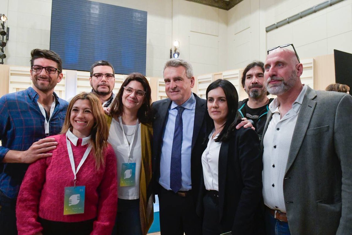 Gracias <a href="/rosariolufrano/">Rosario Lufrano</a>, Juan Ross y a todas las autoridades de <a href="/rta_se/">Radio y Televisión Argentina</a> por invitarme a ser parte de este encuentro de Radios Públicas y felicitaciones por la creación de un nuevo espacio de construcción colectiva como lo es la asociación civil Consejo Federal de Radios Públicas.