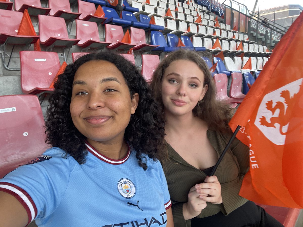 Jongste in Utrecht voor #NEDENG. Haar vriendin snapt voetbal nog niet erg zo te zien 😜