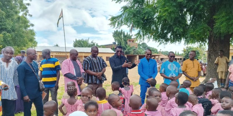 Rentrée scolaire : Le Général <a href="/YarkDamehame/">Gal Damehame YARK</a>  sur le terrain
#Togo #Education <a href="/GouvTg/">Gouvernement Togolais/Togolese Government</a> <a href="/EducationTg/">Ministère des Enseignements Primaire et Secondaire</a> 
afreepress.tg/2023/09/26/ren…