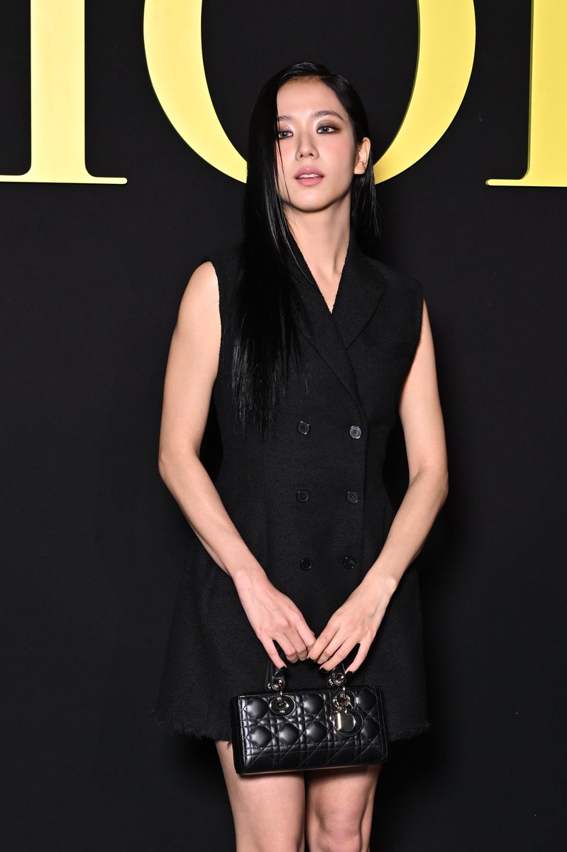 etnow's tweet photo. It's a shut down at Dior's spring show when Jisoo arrives. 🤩#BLACKPINK #ParisFashionWeek #DiorSS24 https://t.co/ih0MHmKyl4