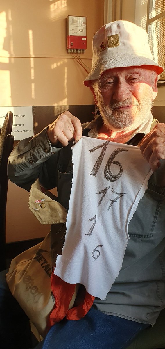 MartinPacka's tweet photo. Kotleba v Trenčíně měl na mítinku jen pár lidí. Pán v trenčínské nádražce na kapesníku vybírá mezi Ficem, HLAS, Piráty a KSS.🙈 Preference má seřazeny podle velikosti fontu.😉 Já doufám, že to dopadne aspoň  jako na grafu, ale ani to nie je Boh vie čo. Držím Slovensku palce.🙏🇸🇰 https://t.co/bfmc6r7Ygz