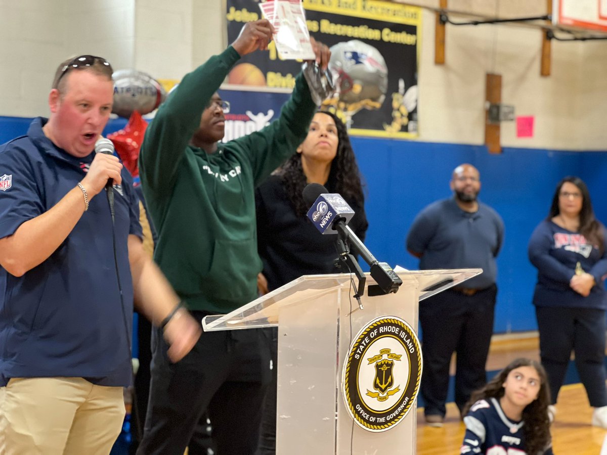 ATTENDANCE MATTERS🏈RIDE joined @pvdschools @GovDanMcKee @pvdcitycouncil to welcome @patriots @PatsFoundation & Slater Family Foundation to Young Woods ES to promote the importance of attendance. TY to Capt. Matthew Slater & Dr. Shahzrad Slater! #Cool2BeInSchoolRI #Back2SchoolRI