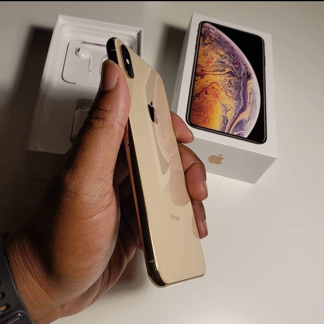 BG_TechLife's tweet image. The Good Ole Days when stuff like headphones and chargers, came in the box with the phone #iPhoneXSMax