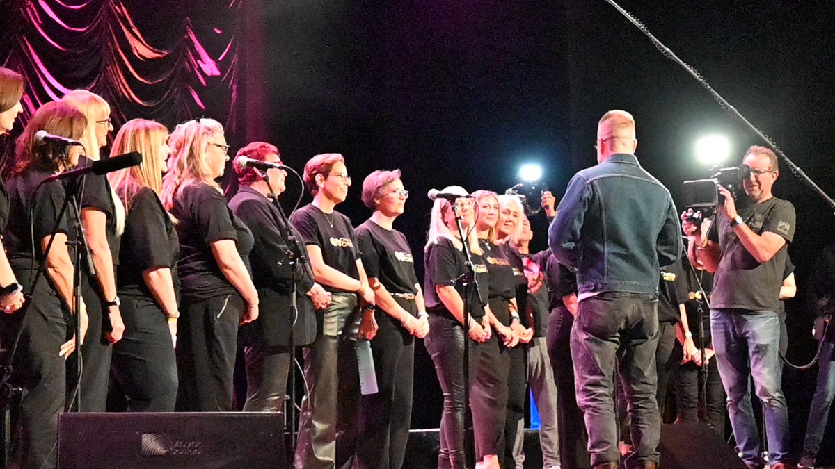 Thank you London!!! Thank you to everyone who came down to The London Palladium it was truly a night to remember 🎶 A special shoutout and thank you has to go to the fabulous Change and Check choir, it was an honour sharing the stage with you ❤️

@Lorraine #changeandcheck