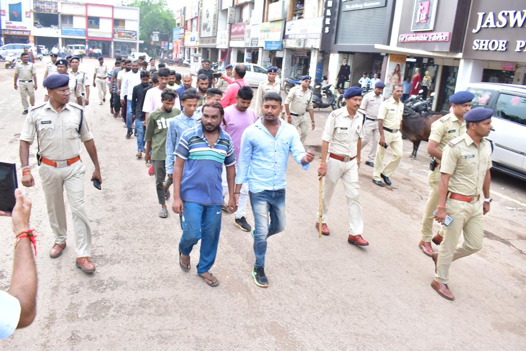 PoliceDurg's tweet image. ▪️ दुर्ग पुलिस ने चाकूबाजी करने वाले 53 से अधिक बदमाशो का निकाला जुलूस।

▪️ पुलिस अधीक्षक दुर्ग के नेतृत्व में कल शाम से जारी है कार्यवाही।

▪️ चाकूबाजी, अड्डेबाजी एवम खौफ जमाने वाले बदमाशो के निकले पसीने।
#chakubaji #durgpolice