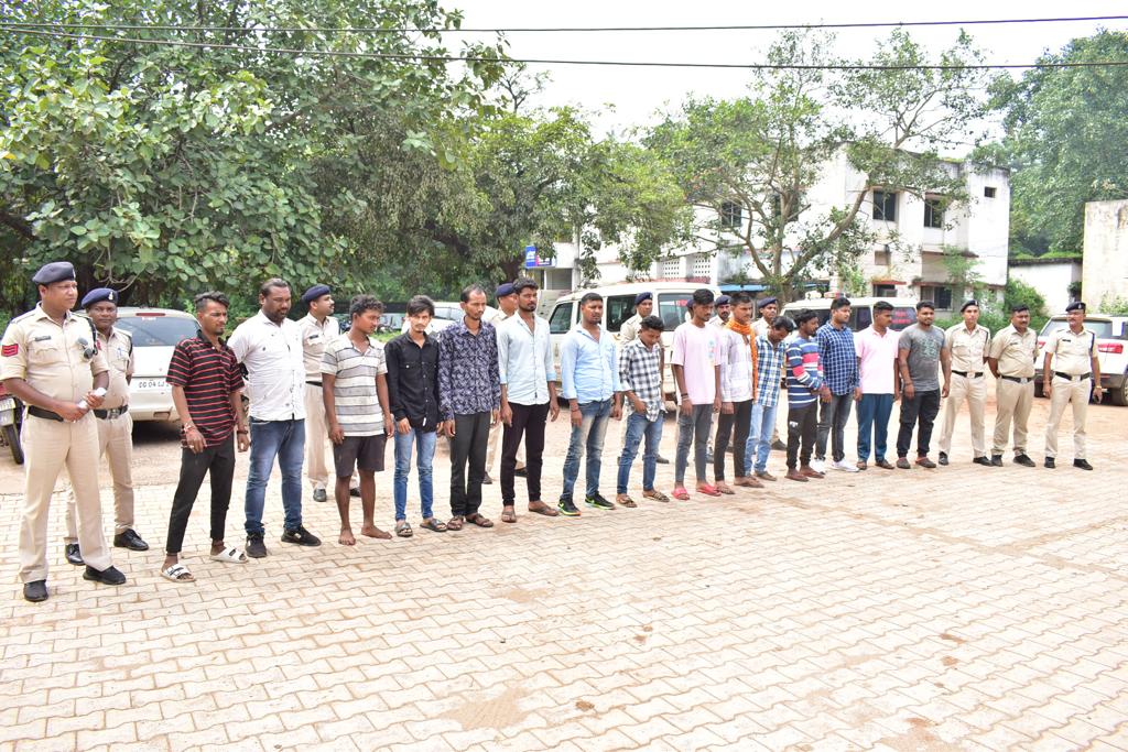 PoliceDurg's tweet image. ▪️ दुर्ग पुलिस ने चाकूबाजी करने वाले 53 से अधिक बदमाशो का निकाला जुलूस।

▪️ पुलिस अधीक्षक दुर्ग के नेतृत्व में कल शाम से जारी है कार्यवाही।

▪️ चाकूबाजी, अड्डेबाजी एवम खौफ जमाने वाले बदमाशो के निकले पसीने।
#chakubaji #durgpolice