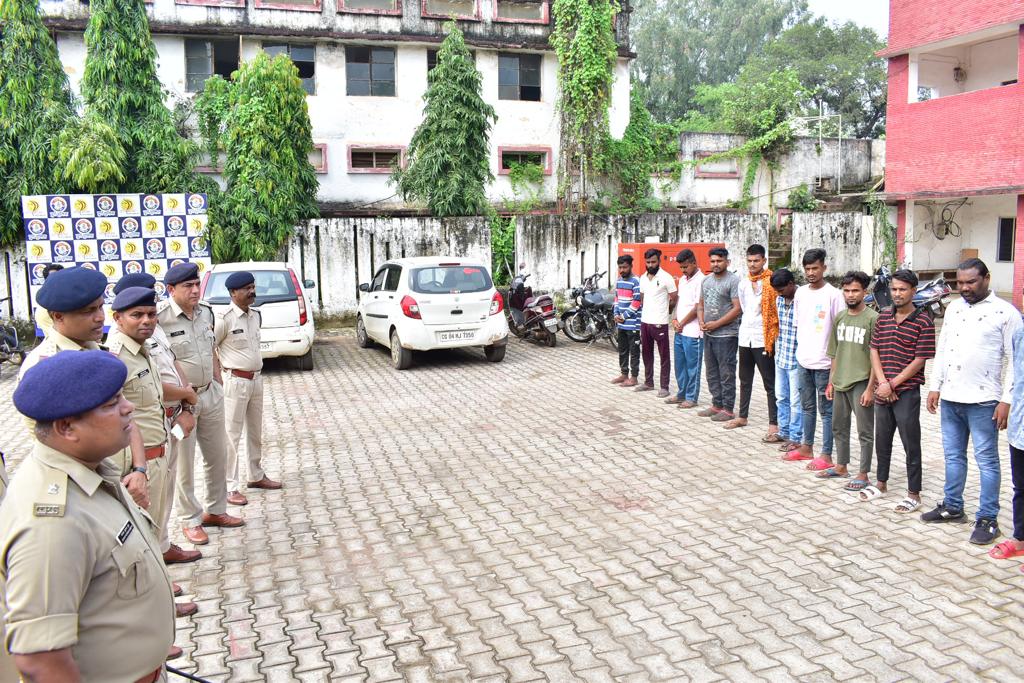 PoliceDurg's tweet image. ▪️ दुर्ग पुलिस ने चाकूबाजी करने वाले 53 से अधिक बदमाशो का निकाला जुलूस।

▪️ पुलिस अधीक्षक दुर्ग के नेतृत्व में कल शाम से जारी है कार्यवाही।

▪️ चाकूबाजी, अड्डेबाजी एवम खौफ जमाने वाले बदमाशो के निकले पसीने।
#chakubaji #durgpolice