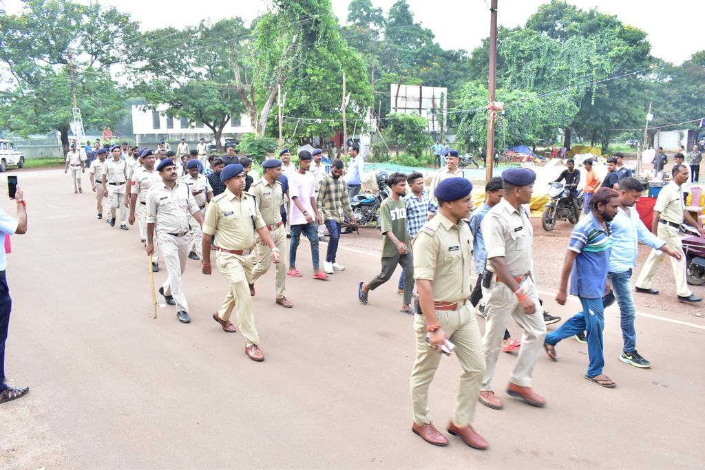 PoliceDurg's tweet image. ▪️ दुर्ग पुलिस ने चाकूबाजी करने वाले 53 से अधिक बदमाशो का निकाला जुलूस।

▪️ पुलिस अधीक्षक दुर्ग के नेतृत्व में कल शाम से जारी है कार्यवाही।

▪️ चाकूबाजी, अड्डेबाजी एवम खौफ जमाने वाले बदमाशो के निकले पसीने।
#chakubaji #durgpolice