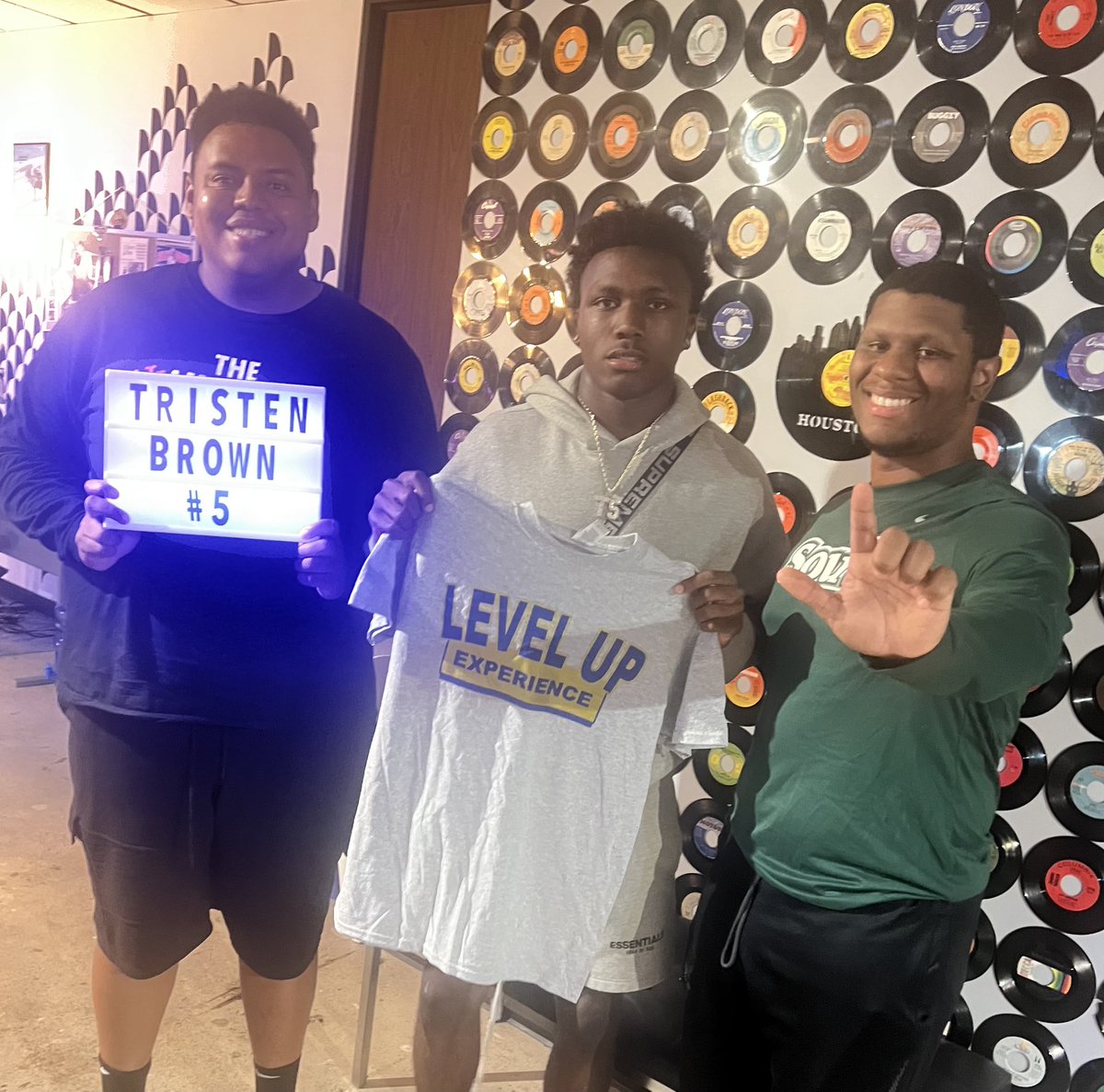 levelupexp_'s tweet photo. Thank you to @Br33zy_ent for visiting with us
He is one of the major factors in @LamarTexansFB hot start this season!
Keep balling! 💯
His episode will be out later this week!
#LevelUpExp #Podcast #TXHSFB #LBlock #Football #HTown https://t.co/lEEZ4V9ZJr