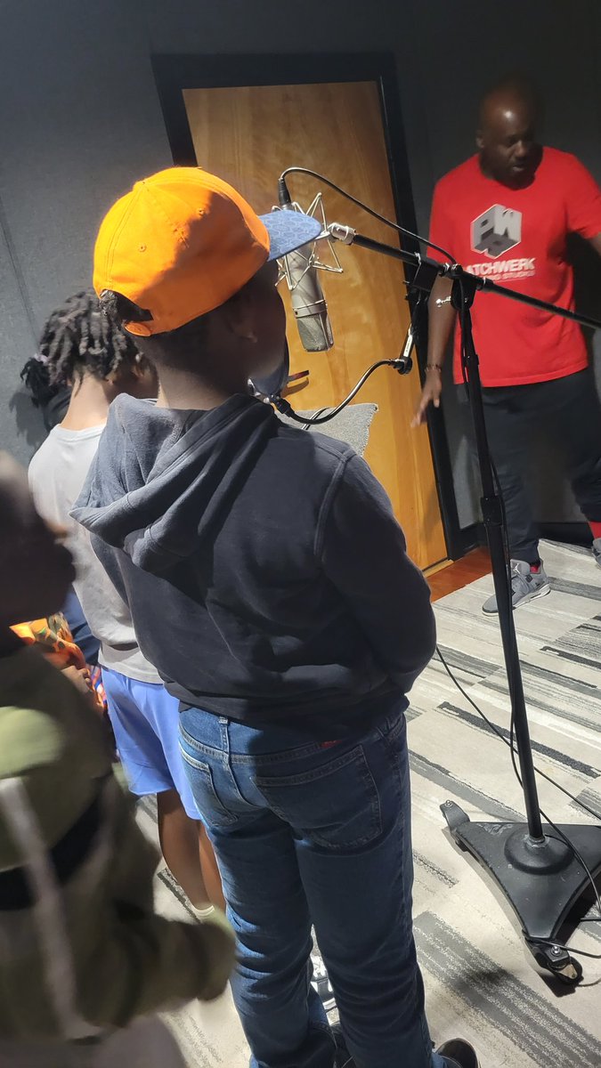 KindeziENRICH's tweet photo. Geniuses @KindeziWolfpack visited Patchwerk Studios to see real-world application of music entrepreneurs. They asked thoughtful questions &amp; had background knowledge of the studio roles. #geniusawakening #enrichthegenius #coachmoney #kindezi @KindeziSchool https://t.co/yrBUVr18yE