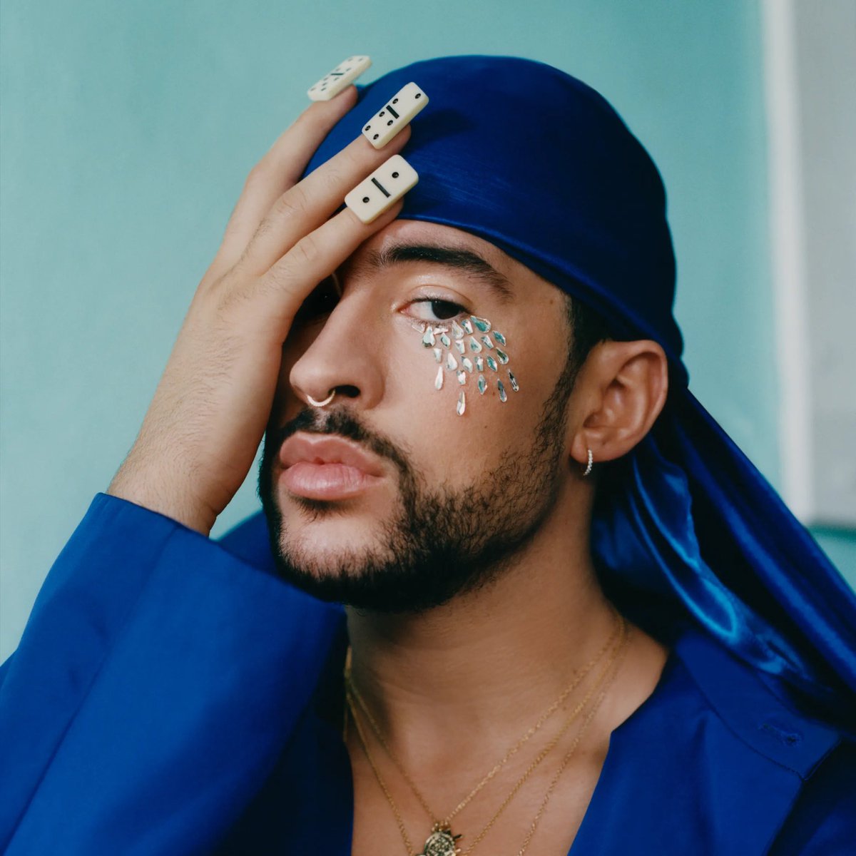 Como actor; por fin le entiendo cuando habla. Se ve guapo, bonita sonrisa. ¡Que siga actuando!  #Cassandro #BadBunny