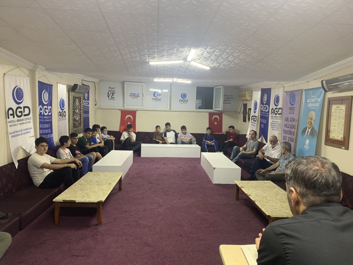 agdbeyoglu1's tweet photo. 1452 yıldır hayatımıza en büyük örneklik gösteren peygamber efendimizin doğumunu yad ettiğimiz mevlid kandili programımızı öğrenci kardeşlerimizle birlikte gerçekleştirdik. Sunumu için Orhan Ergüven ağabeyimize ve katılan kardeşlerimize teşekkür ederiz.

@agdorgtr 
#agdbeyoglu https://t.co/3uTkcWAE8E