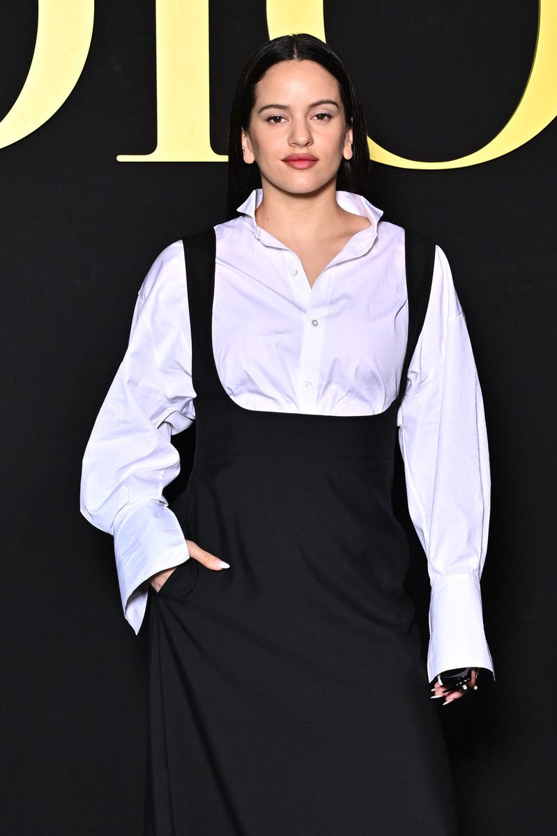 etnow's tweet image. Rosalia has arrived at the Dior's spring show and we bow down. 🙌 #ParisFashionWeek #DiorSS24