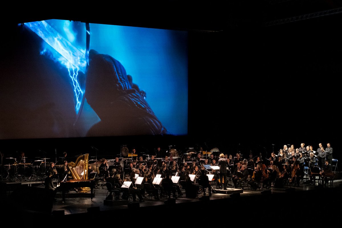 Vous étiez plus de 5000 samedi à Lyon pour le ciné-concert de Kaamelott Premier Volet. C’était fou.
Next stop le 11 octobre à l’Arkea Arena de Bordeaux avec l’ONBA et le chœur de l’Opéra !
photo : Sarah Brun