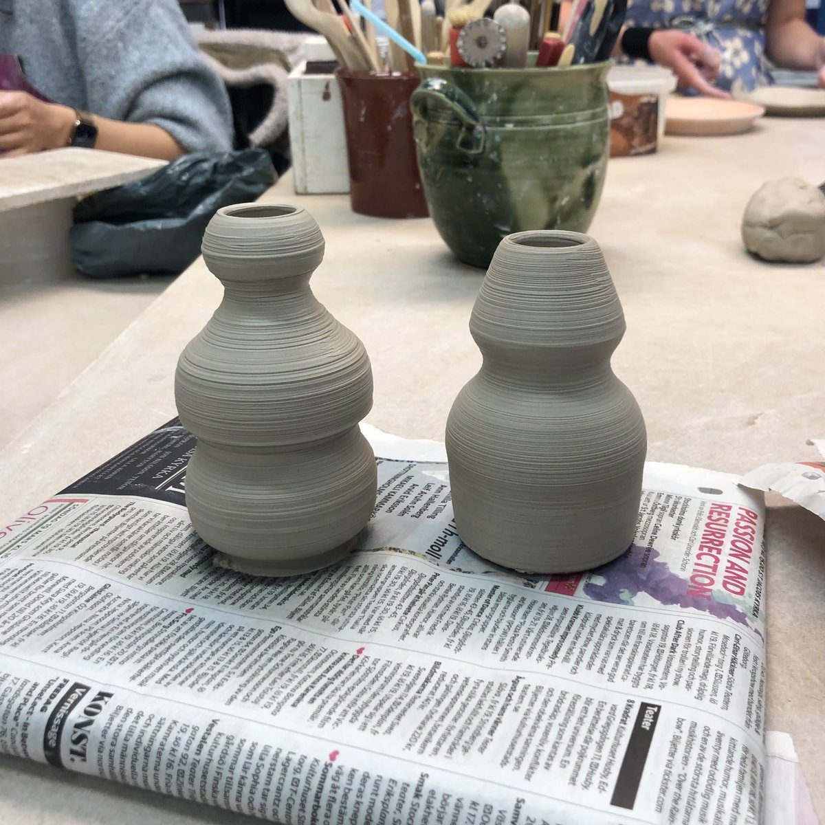 smuItron's tweet photo. check out these cute little vases i'm making :3 https://t.co/mInGFj1LyR