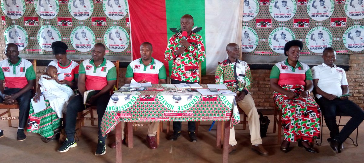 NTUKAMAZIN83376's tweet photo. #Komine_Karusi:Kurwiza abanywanyi b'umugambwe @CnddFdd
📌Guhimiriza ibikorwa vyo kwitezimbere.
📌Gukomeza amahoro n'umutekano.
🔴Ng'ivyo ivyari vyazinduye indongozi z'umugambwe @CnddFdd mu mazoni ya #Ntunda na #Gitaramuka.
@GeneralNeva 
@R_Ndikuriyo https://t.co/oCeVNTg48h