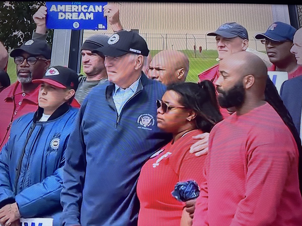 RachelBitecofer's tweet photo. Joe Biden stands with workers, Donald Trump stands with their boss. https://t.co/0Q1zEfojRU