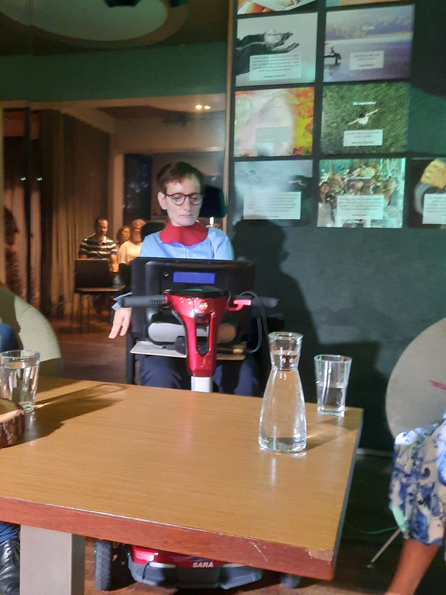 "Strah nas je vstajenjskega veselja, zato so naša življenja pogosto videti kot pogreb. Bojimo se bližine, tudi bližine sočloveka." Sara Ahlin Doljak