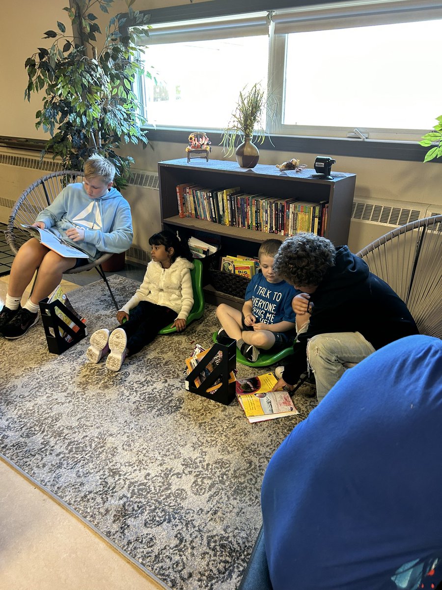 Reading buddy fun <a href="/PrideInThePaw/">YorkdaleCentral</a> this morning! 📘