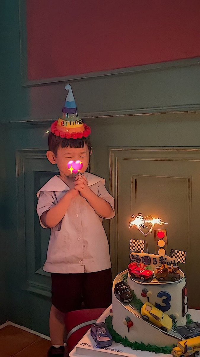 Hoje é aniversário do nosso filho mais velho. E quando ele foi apagar as velinhas antes de ir para escola, disse que fez um pedido para o papai Dan nunca parar de fazer biscoitos com chocolate