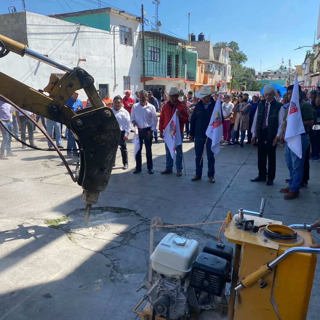 leopoldoolguin's tweet photo. #PoloOlguínSecretarioAytoJilotepec Acompañé al Lic. Rodolfo Nogués, Pdte. Mpal. de Jilotepec al inicio en la Col. La Merced, del Programa Mpal. de Bacheo con Concreto Hidráulico en la Cabecera Municipal las Colonias aledañas. 
Trabajando de ❤️por Jilotepec!
#JilotepecPuebloMagico https://t.co/wWAmVP5GZF