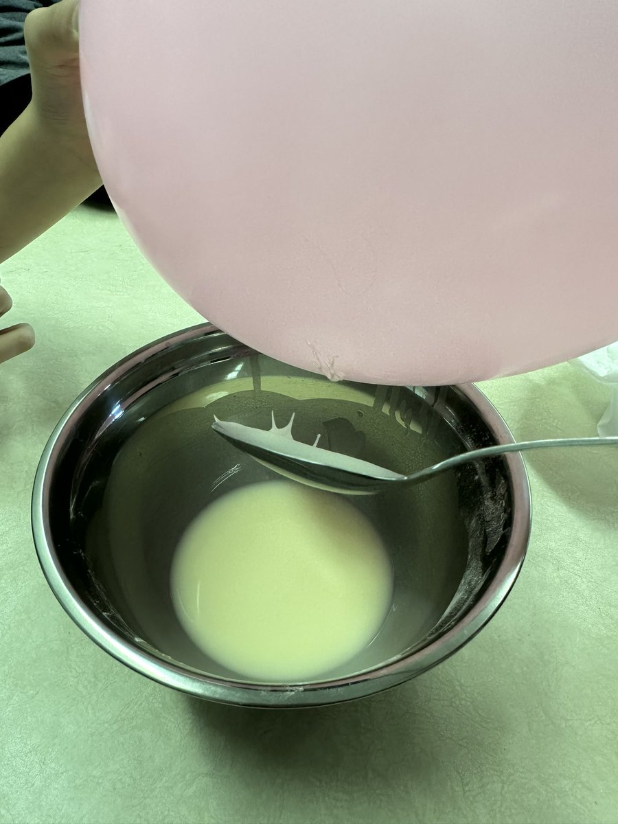 8bethhmorris's tweet photo. Today we explored Static Electricity! We made Static Goo, a Sugar Storm, and investigated some other ways static electricity works. ⚡️👩‍🔬🧑‍🔬🎈@NLESDCA @menihekhigh https://t.co/zOn4V9rmO2