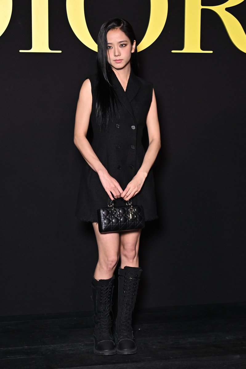 EliteDaily's tweet photo. OBSESSED with #BLACKPINK's #JISOO's look at the @dior show ✨ #JISOOatDiorSS24 @BLACKPINK https://t.co/LkO3gPraKS