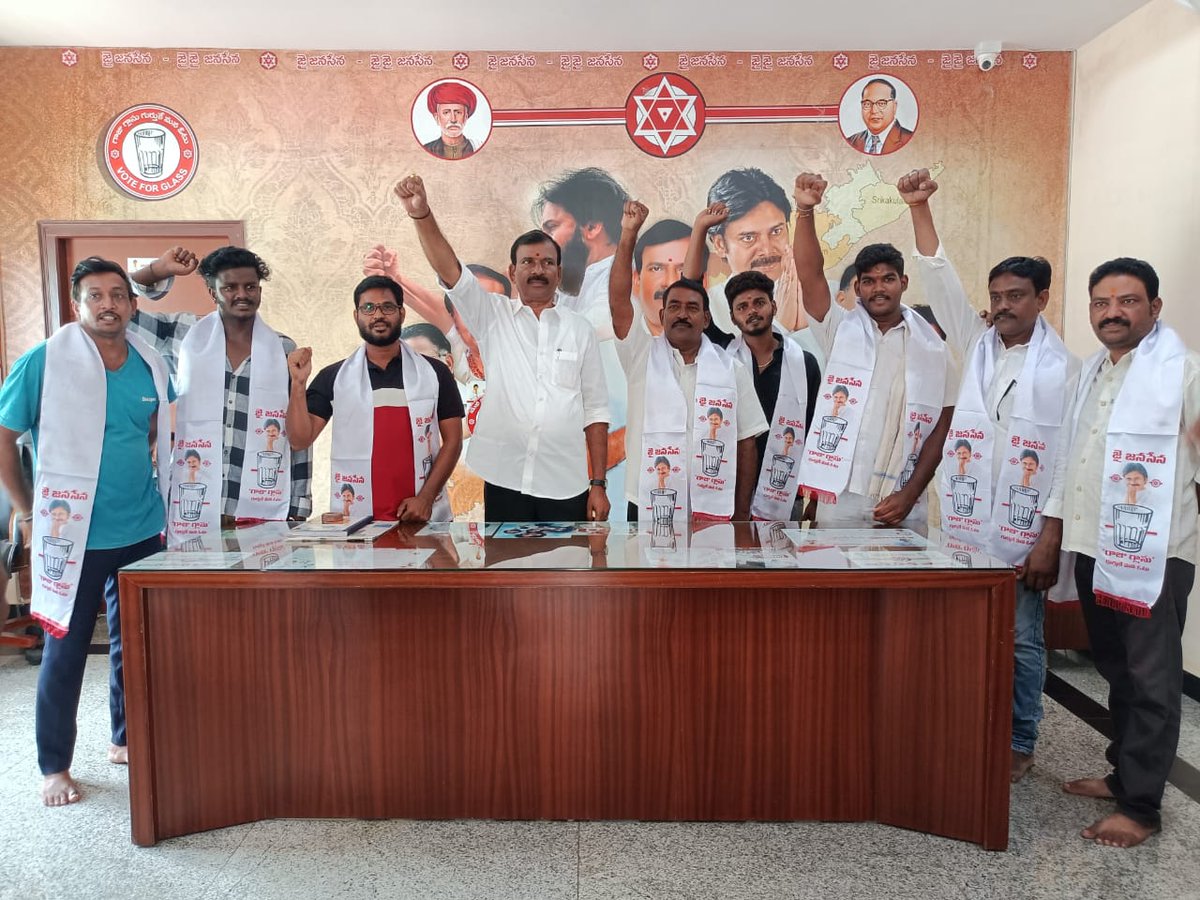 paruchuriJSP's tweet photo. అనకాపల్లో పట్టణానికి చెందిన ప్రముఖ పాత్రికేయులు గంటా గోవింద గారు,అలాగే అనకాపల్లి మండలం కొత్తూరు పంచాయతీ దేవీనగర్ కి చెందిన యువకులు కూడా పార్టీలోకి చేరారు. వీరికి కండువాలు కప్పి పార్టీలోకి ఆహ్వానించడం జరిగింది.
@JanaSenaParty @PawanKalyan @mnadendla @NagaBabuOffl https://t.co/eZVm58KfCx