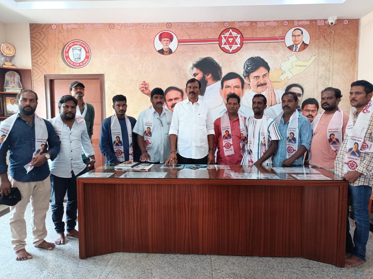 paruchuriJSP's tweet photo. అనకాపల్లో పట్టణానికి చెందిన ప్రముఖ పాత్రికేయులు గంటా గోవింద గారు,అలాగే అనకాపల్లి మండలం కొత్తూరు పంచాయతీ దేవీనగర్ కి చెందిన యువకులు కూడా పార్టీలోకి చేరారు. వీరికి కండువాలు కప్పి పార్టీలోకి ఆహ్వానించడం జరిగింది.
@JanaSenaParty @PawanKalyan @mnadendla @NagaBabuOffl https://t.co/eZVm58KfCx