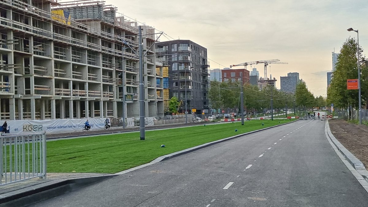 Roseknoop vordert met meer gras op de middenbaan.
