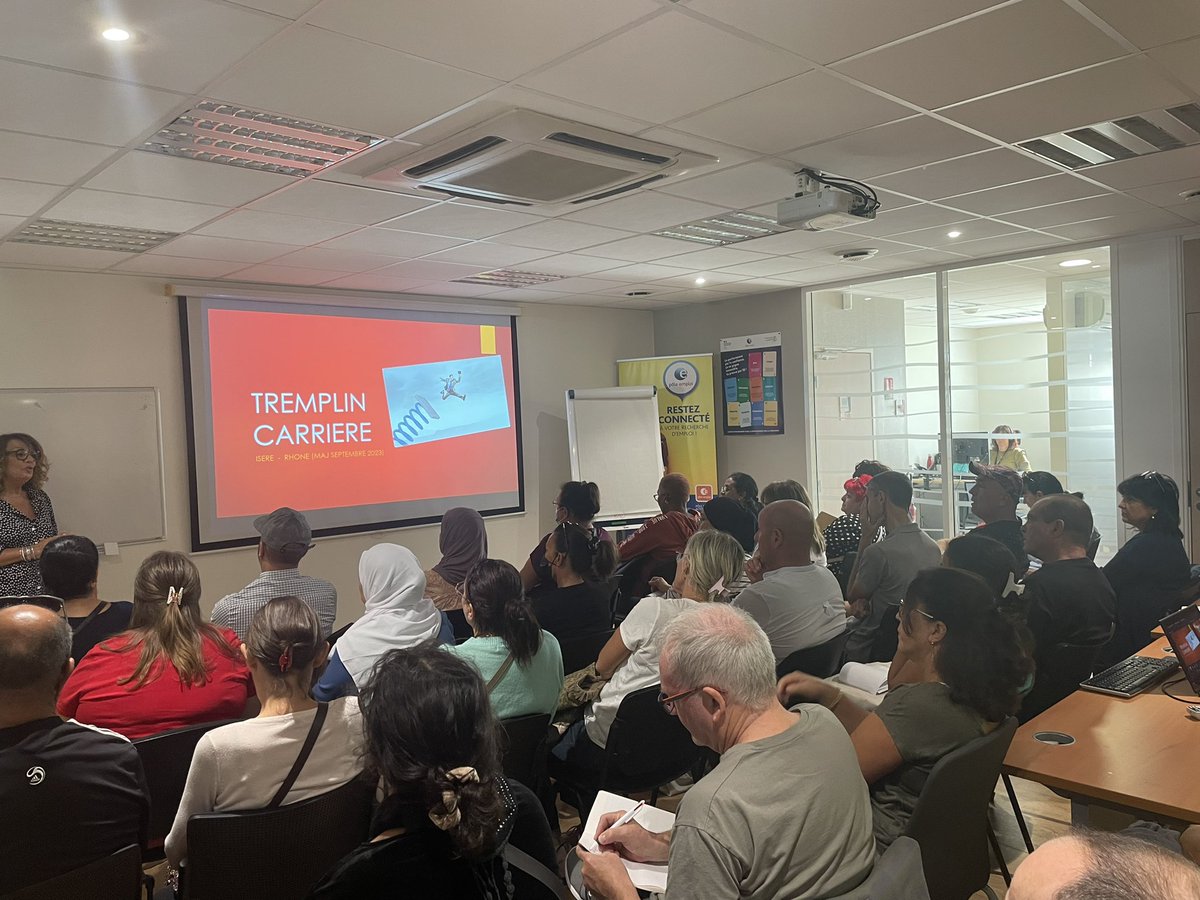 Pôle Emploi Meyzieu se mobilise pour les seniors. Aujourd’hui une trentaine de chercheurs d’emploi présents à l’agence avec Vermeil formation pour valoriser la prestation TREMPLIN CARRIÈRE.  
100% de retour à l’emploi lors de la dernière session. Continuons ensemble!
#emploi