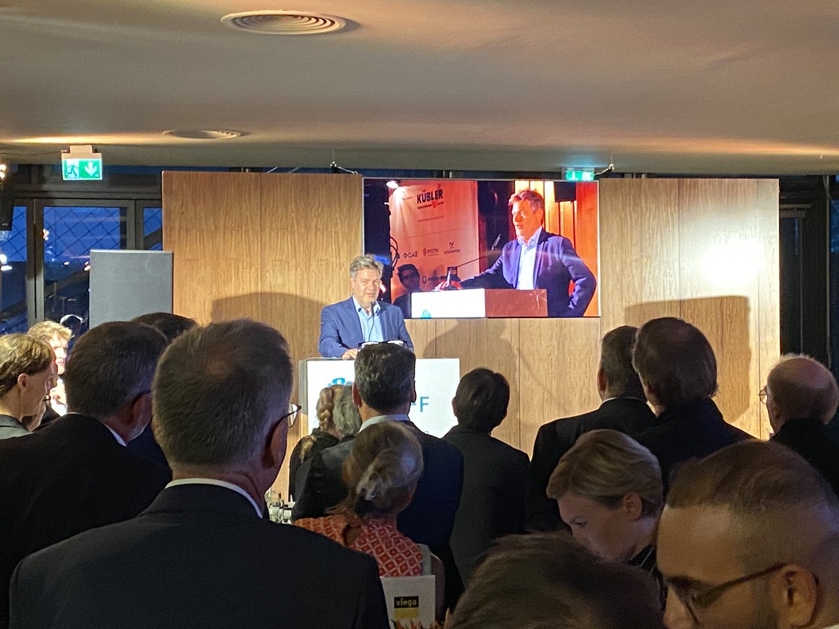 Sehr (!) volles Haus beim parlamentarischen Abend der <a href="/DENEFFeV/">DENEFF e.V.</a> - Robert Habeck @BMWK fragt, wie der „schlafende Riese“ der Energieeffizienz geweckt werden kann. Sein Vorschlag: das, was wir haben, schneller und einfach umsetzen!