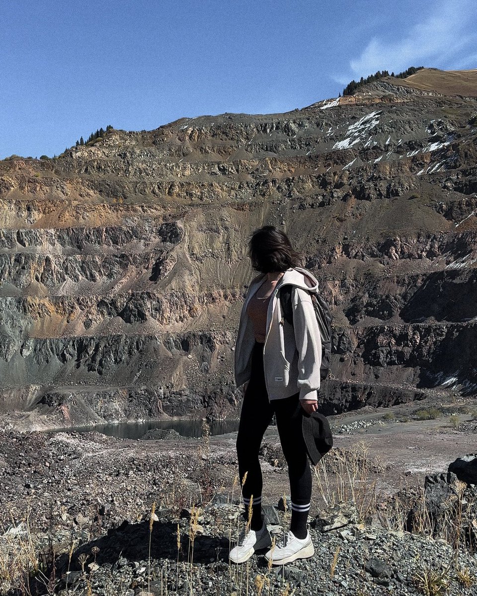 Могу честно признать, что тут, в ворохе своей рабочей серой рутины, наши горы со всеми вытекающими радостями кажутся каким-то прекрасным мифом, осколком пьяного полуденного сна, и бог ещё знает чем, но только не явью. ❤️‍🩹