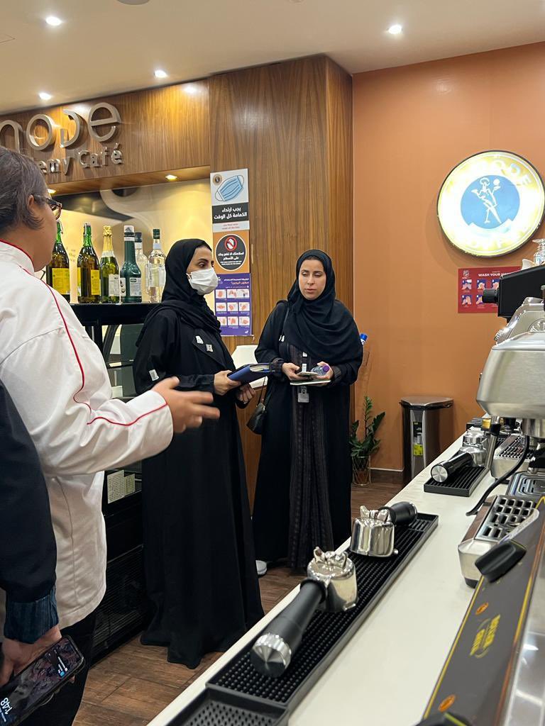 HtmiKSA's tweet photo. زيارة ممثلين من وزارة التجارة الى المعهد العالي للسياحة والضيافة في الرياض https://t.co/ic3vCYk1kJ