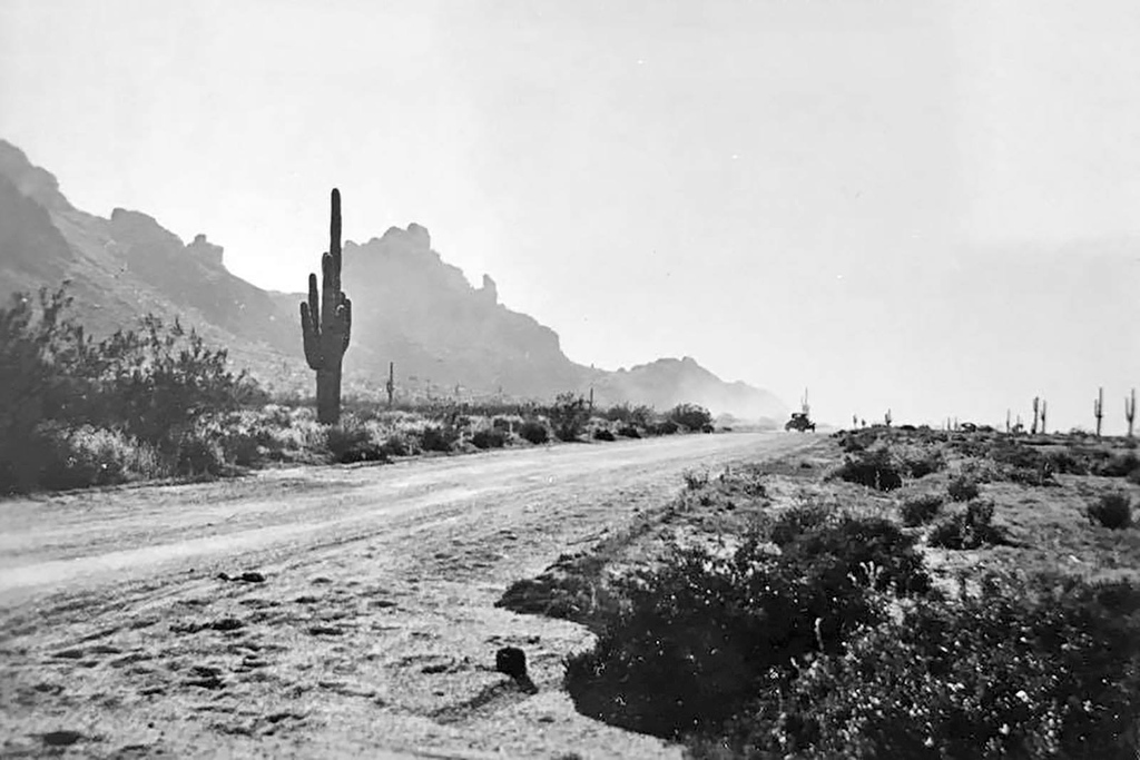ElChorroAZ's tweet photo. Drawing from our rich history and building upon its foundation to forge a promising future.
ca. 1935 - Lincoln Drive in Paradise Valley, AZ
#historicphoto #azhistory #dirtroads https://t.co/srM79Yeo3t