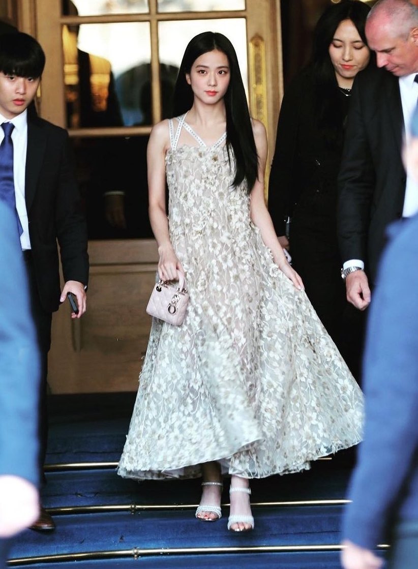 Beautiful #JISOO on her way to the after party of the @DIOR fashion show at Paris Fashion Week! #DiorSS24

DIOR SHOW WITH JISOO
#JISOOatDiorSS24 #BLACKPINK