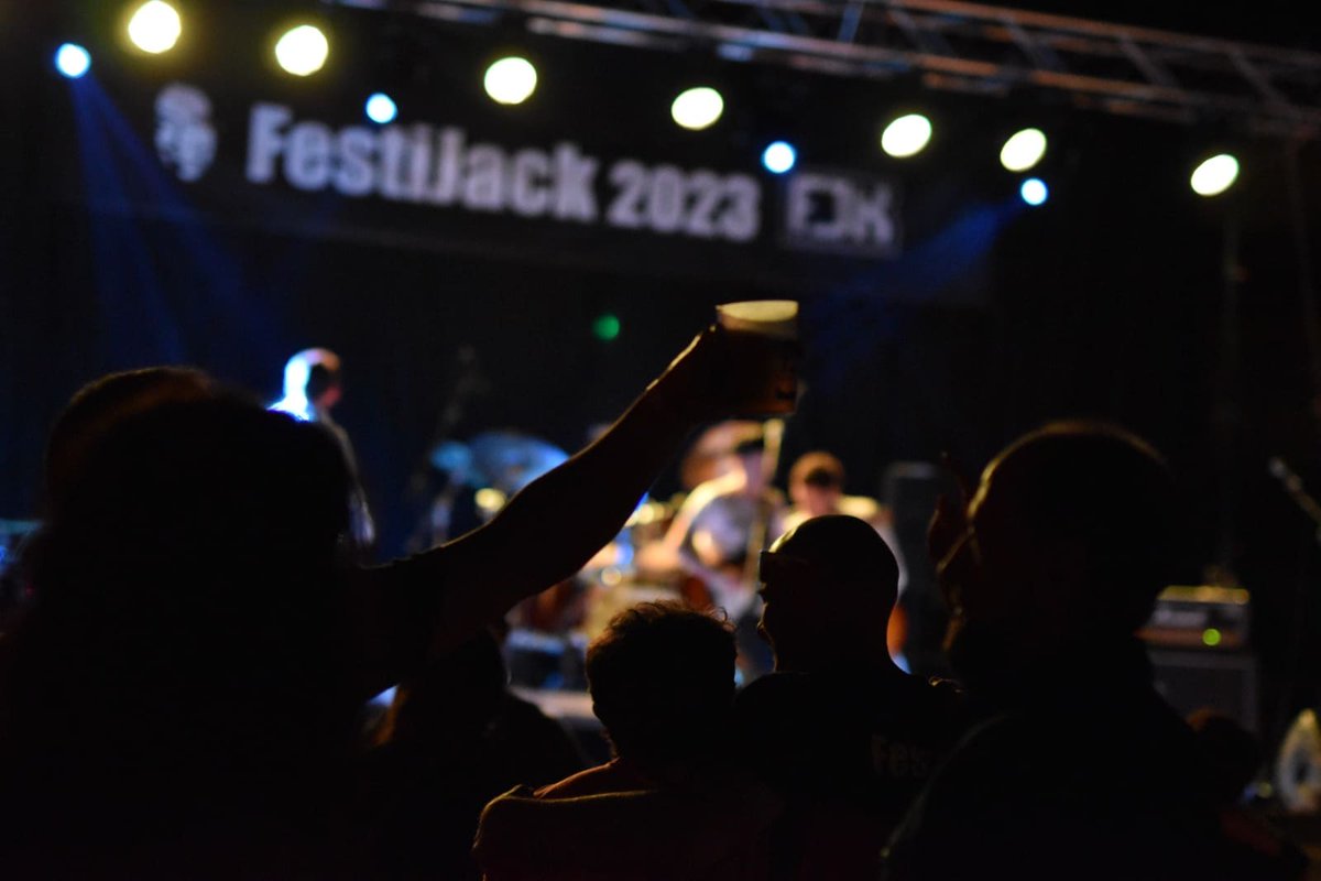El sábado pasado la gente de <a href="/fjk_social/">Festijack</a> volvió a sacar adelante un año más el festijack #fjk2023 Festival de rock, punk y lo que se tercie; con mucha reivindicación social, que se celebra desde hace años en Aranjuez. Aquí va 🧵con algunas fotos de alguno de los conciertos 🤘🏻