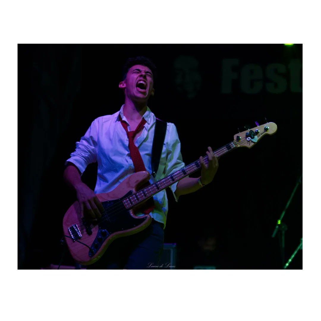 Más de #LuisCruzYLaFurgoband Luis Rodrigo a la guitarra rítmica y coros y Nico el bassman 🤘🏻🤘🏻