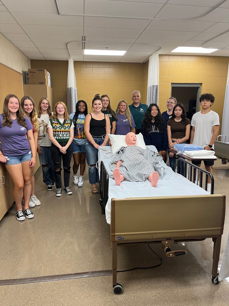 Greenfield_SD's tweet photo. SDG is committed to developing post-secondary pathways that go beyond academics: Check out GHS's CNA Cohort taught by MATC. These Ss will learn in the classroom and hands-on lab to become a certified CNA while in high school. #CareerReadiness #SDGPride #G21Collaboration https://t.co/uBjbZ1vOUS