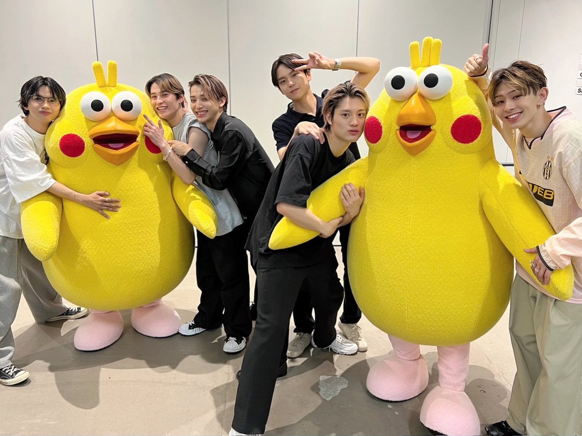 onenonly_tokyo's tweet image. STARLIGHT TOKYO 2023にて
ポインコ兄弟さんと(左が弟 右が兄です！)📸

ステージ裏でも大人気で、とてもキュートでした⭐️

お写真ありがとうございました❗️

#ポインコ #ワンエン #SLT2023