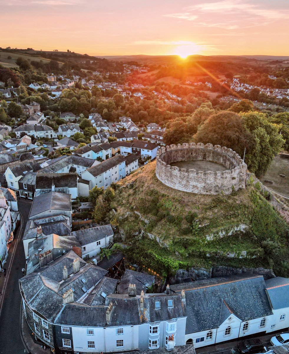Totnes Castle is a classic Norman motte and bailey castle. It's open daily until the end of October and then every weekend throughout the winter. 📷Locals' Day, with FREE entry to #TotnesCastle, is on Saturday 7 October 10am to 5pm with last entry at 4.30pm. #englishheritage